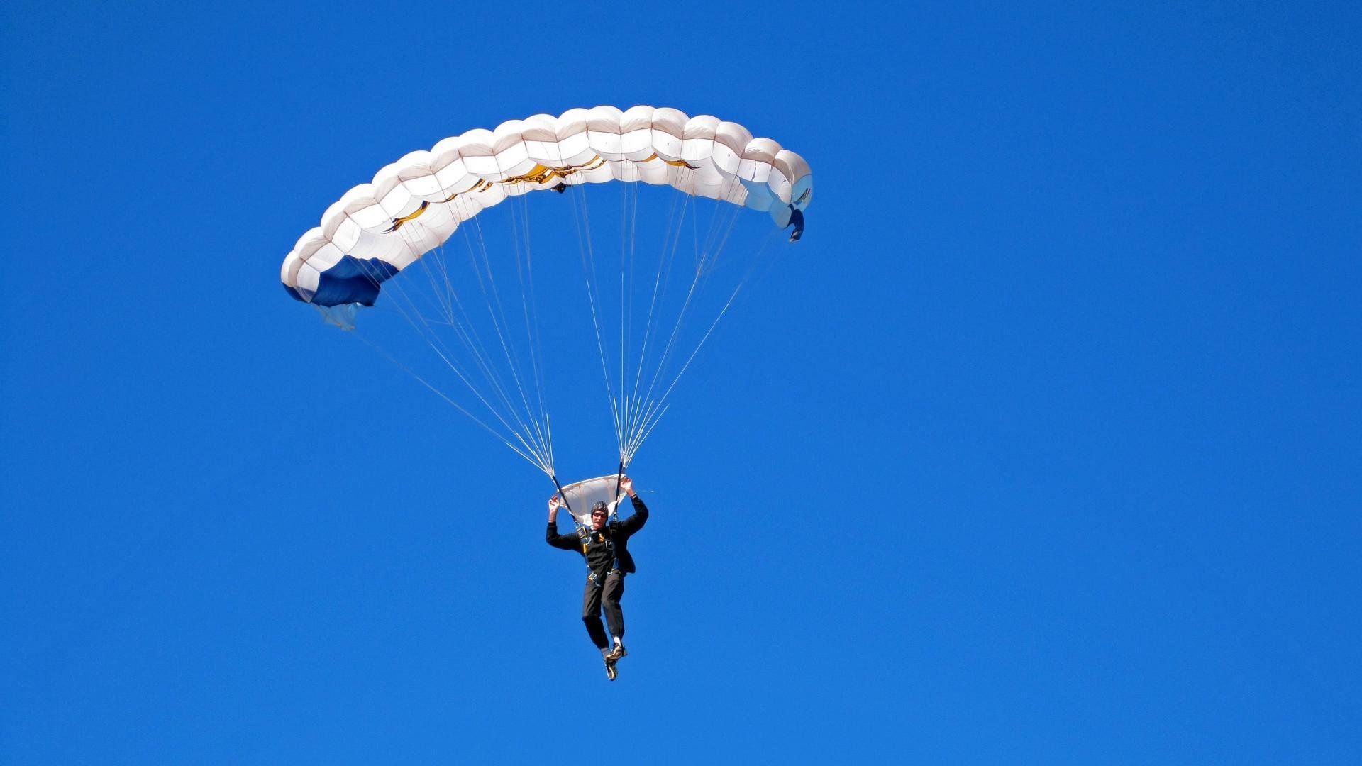 球场内外：运动员的生活与训练故事，运动员在球场训练形容词